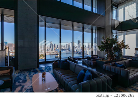 マリオット系のラグジュアリーホテル、メズム東京のフロント、ロビーから築地市場方面を見る 123006265