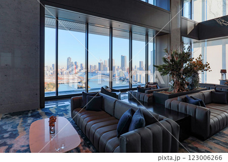 マリオット系のラグジュアリーホテル、メズム東京のフロント、ロビーから築地市場方面を見る マリオット系のラグジュアリーホテル、メズム東京のフロント、ロビーから築地市場方面を見る 123006266