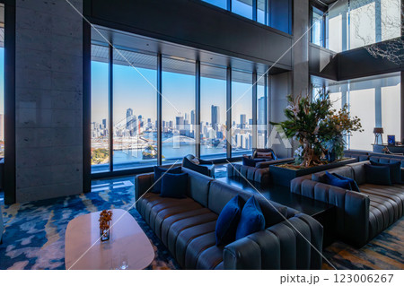 マリオット系のラグジュアリーホテル、メズム東京のフロント、ロビーから築地市場方面を見る 123006267