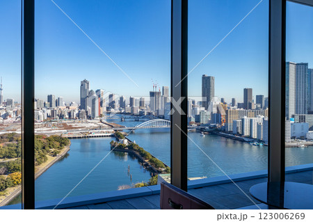 マリオット系のラグジュアリーホテル、メズム東京のフロント、ロビーから築地市場方面を見る 123006269