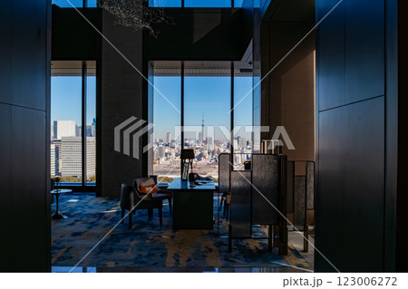 マリオット系のラグジュアリーホテル、メズム東京のフロント、ロビーから築地市場方面を見る 123006272