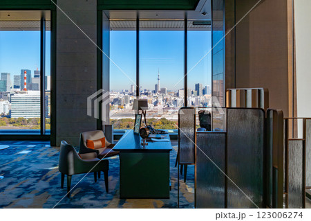 マリオット系のラグジュアリーホテル、メズム東京のフロント、ロビーから築地市場方面を見る 123006274