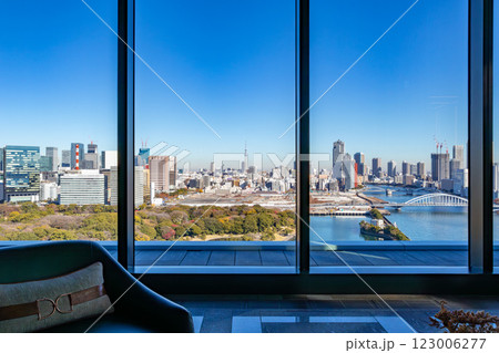 マリオット系のラグジュアリーホテル、メズム東京のフロント、ロビーから築地市場方面を見る 123006277