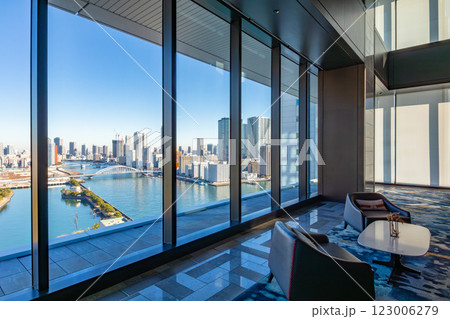 マリオット系のラグジュアリーホテル、メズム東京のフロント、ロビーから築地市場方面を見る マリオット系のラグジュアリーホテル、メズム東京のフロント、ロビーから築地市場方面を見る 123006279