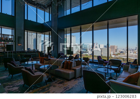 マリオット系のラグジュアリーホテル、メズム東京のフロント、ロビーから築地市場方面を見る 123006283