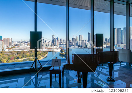 マリオット系のラグジュアリーホテル、メズム東京のフロント、ロビーから築地市場方面を見る 123006285