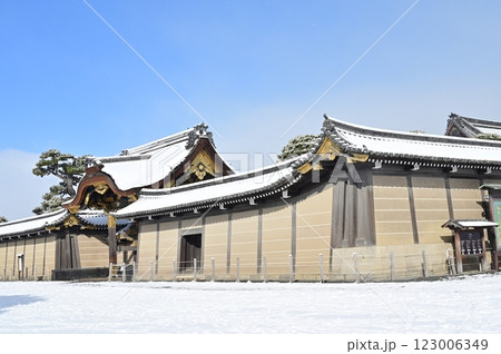 二条城（元離宮二条城）唐門と晴天の雪景色 123006349