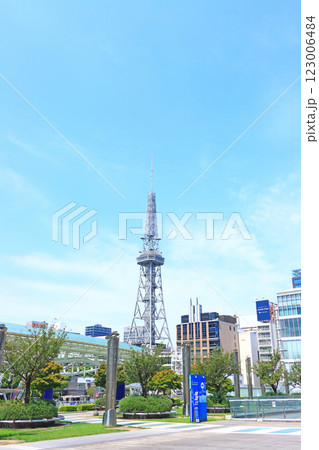 愛知県名古屋市、名古屋テレビ塔と水の宇宙船の風景 123006484