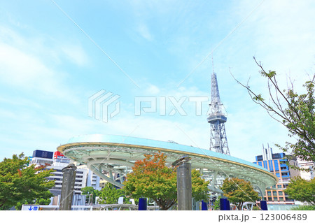 愛知県名古屋市、名古屋テレビ塔と水の宇宙船の風景 123006489