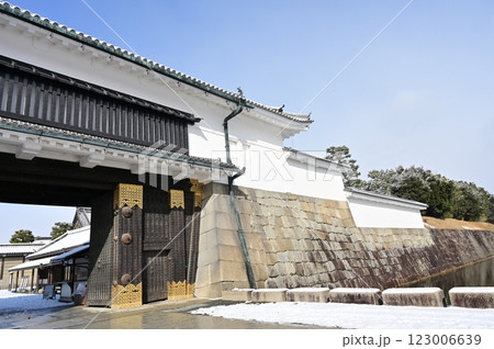 二条城（元離宮二条城）東大手門と晴天の雪景色 123006639