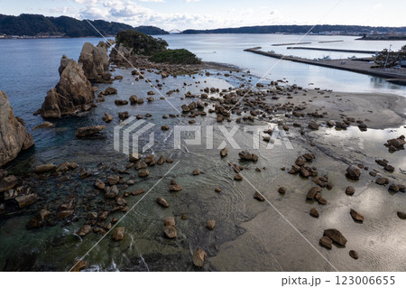 熊野の奇岩、橋杭岩(ドローンによる空撮) 熊野の奇岩、橋杭岩(ドローンによる空撮) 123006655
