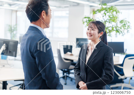 笑顔で上司と話をする若いビジネスウーマン 123006750