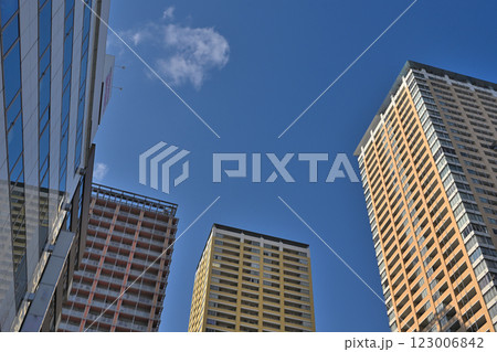 タワーマンションのある都市風景 123006842