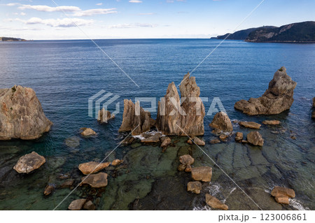 熊野の奇岩、橋杭岩（ドローンによる空撮） 123006861