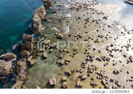 熊野の奇岩、橋杭岩（ドローンによる空撮） 123006862