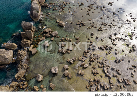 熊野の奇岩、橋杭岩（ドローンによる空撮） 123006863