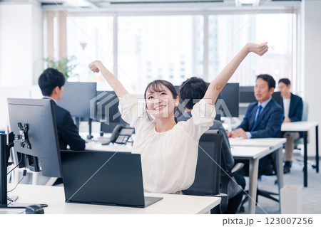 オフィスで伸びをしてリフレッシュするビジネスウーマン 123007256