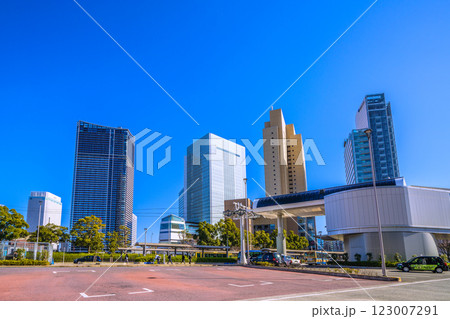 日本の横浜都市景観 強風…桜木町駅前の横浜市役所やザ・タワー横浜北仲などを望む。キャビンは運休 日本の横浜都市景観 強風…桜木町駅前の横浜市役所やザ・タワー横浜北仲などを望む。キャビンは運休 123007291