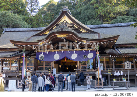 奈良県桜井市／大神神社の拝殿（2024年11月撮影） 123007807