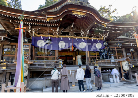 奈良県桜井市/大神神社の拝殿(2024年11月撮影) 奈良県桜井市/大神神社の拝殿(2024年11月撮影) 123007808