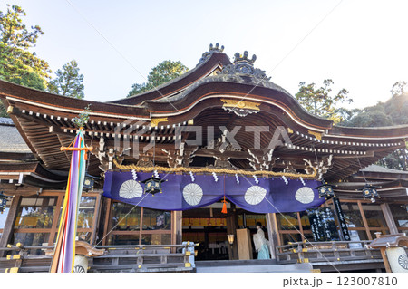 奈良県桜井市/大神神社の拝殿(2024年11月撮影) 奈良県桜井市/大神神社の拝殿(2024年11月撮影) 123007810
