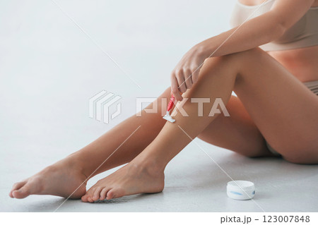 Shawing tools. Woman in underwear with slim body type is posing in the studio 123007848