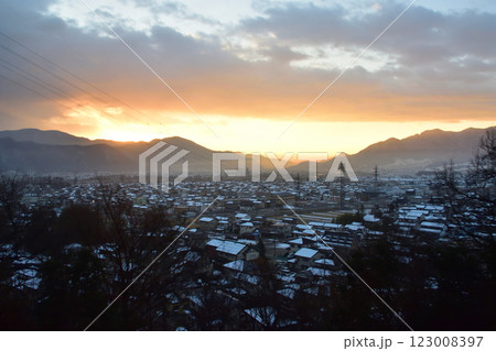 JR東日本、篠ノ井線の長野駅から聖高原駅までの早朝風景(2022年12月) JR東日本、篠ノ井線の長野駅から聖高原駅までの早朝風景(2022年12月) 123008397