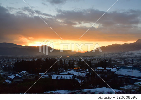 JR東日本、篠ノ井線の長野駅から聖高原駅までの早朝風景(2022年12月) JR東日本、篠ノ井線の長野駅から聖高原駅までの早朝風景(2022年12月) 123008398