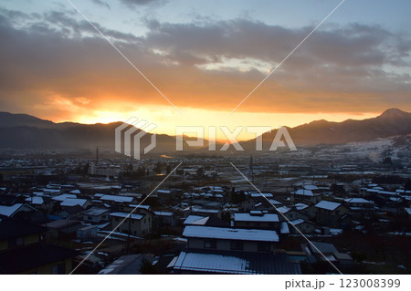 JR東日本、篠ノ井線の長野駅から聖高原駅までの早朝風景(2022年12月) JR東日本、篠ノ井線の長野駅から聖高原駅までの早朝風景(2022年12月) 123008399