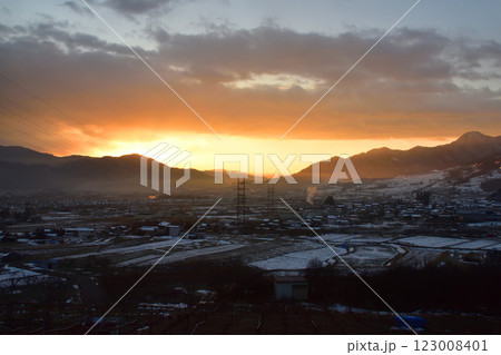 JR東日本、篠ノ井線の長野駅から聖高原駅までの早朝風景(2022年12月) JR東日本、篠ノ井線の長野駅から聖高原駅までの早朝風景(2022年12月) 123008401