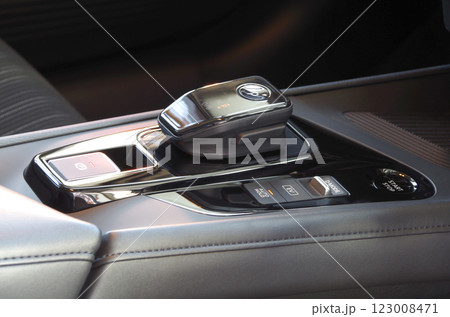 近年の自動車に多く搭載されている電子制御式のシフトセレクター 123008471