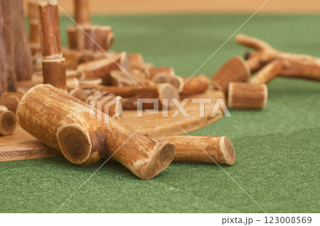 暖かみのある木のおもちゃ 123008569