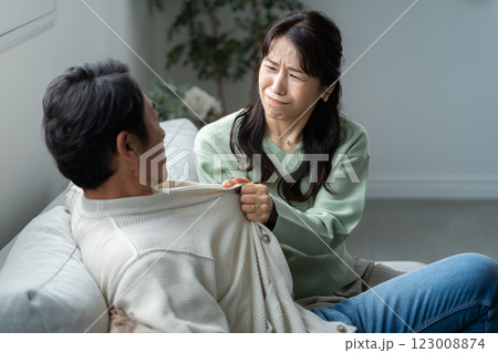 夫を問い詰める50代妻 123008874