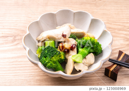 ブロッコリーと鶏肉の塩炒め ブロッコリーと鶏肉の塩炒め 123008969