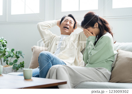 絶望する50代夫婦 絶望する50代夫婦 123009302