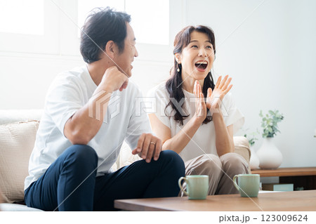 テレビ観戦で応援する50代夫婦 123009624