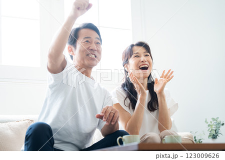 テレビ観戦で応援する50代夫婦 123009626