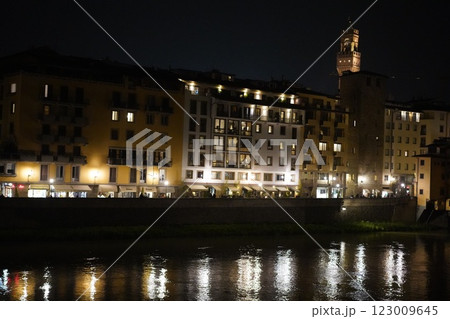 フィレンツェ　アルノ川の夜景 123009645
