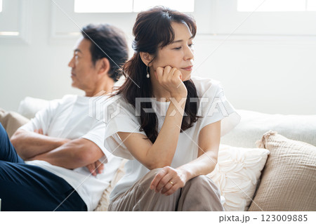 怒った妻に謝る50代夫 123009885