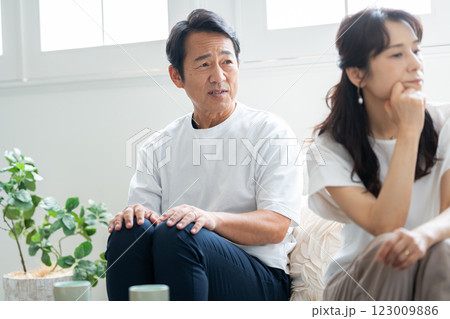 怒った妻に謝る50代夫 怒った妻に謝る50代夫 123009886