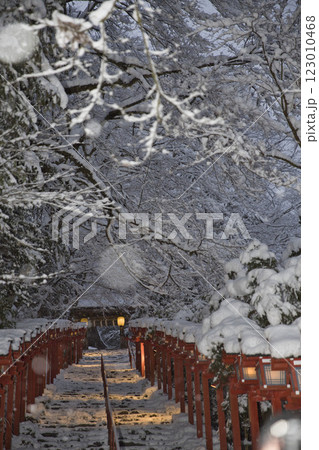 貴船神社　参道の灯籠と降りしきる雪7 123010468