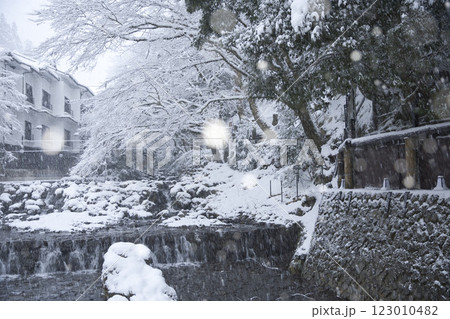 京の奥座敷 雪景色の貴船川3 京の奥座敷 雪景色の貴船川3 123010482