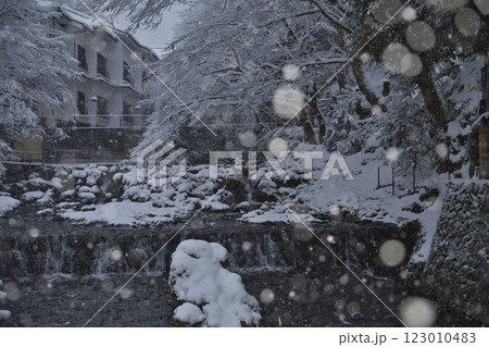 京の奥座敷　雪景色の貴船川2 123010483