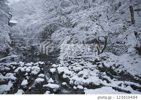 京の奥座敷　雪景色の貴船川1 123010484