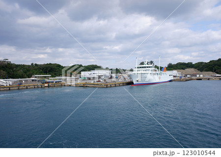 沖縄県　今帰仁村　運天港のフェリーいへや 123010544