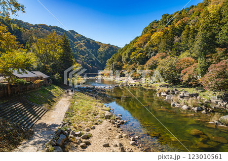 豊田市の香嵐渓の秋の紅葉の風景(愛知県) 豊田市の香嵐渓の秋の紅葉の風景(愛知県) 123010561