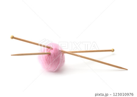 pink woolen balls and knitting needles isolated on white pink woolen balls and knitting needles isolated on white 123010976