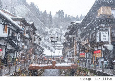 雪降る銀山温泉　（山形県） 123011196