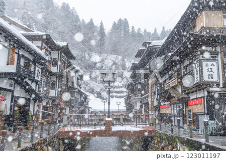 雪降る銀山温泉 (山形県) 雪降る銀山温泉 (山形県) 123011197