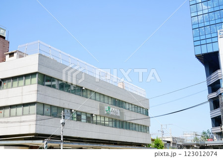 中野駅の駅ビルと青空 中野駅の駅ビルと青空 123012074